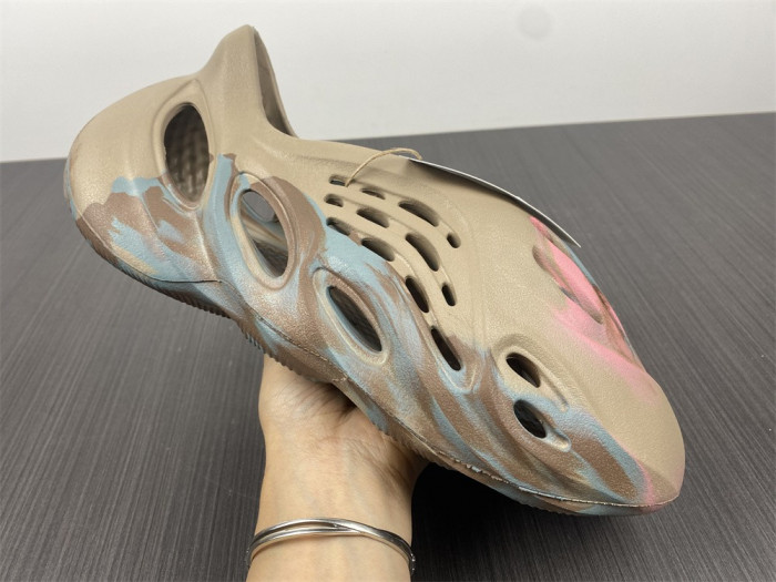 a*d*i*s Y**zy foam runner gy3969