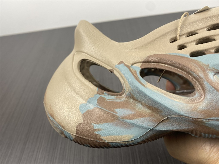 a*d*i*s Y**zy foam runner gy3969