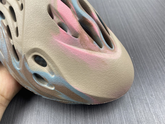 a*d*i*s Y**zy foam runner gy3969