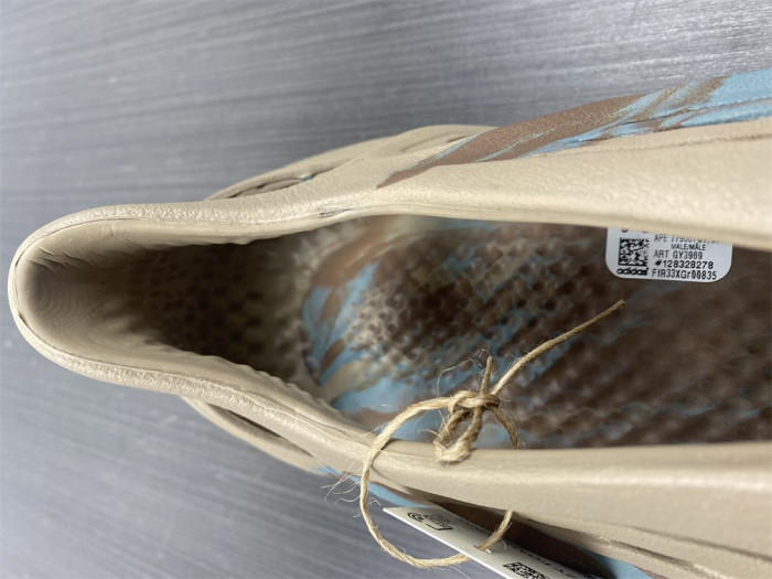 a*d*i*s Y**zy foam runner gy3969