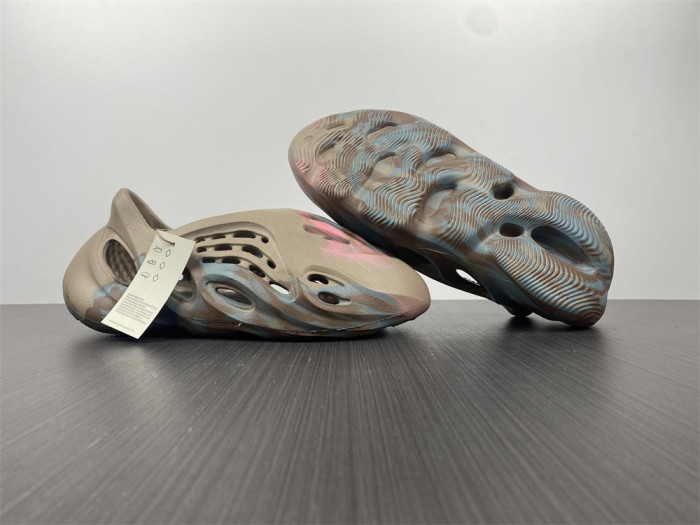 a*d*i*s Y**zy foam runner gy3969