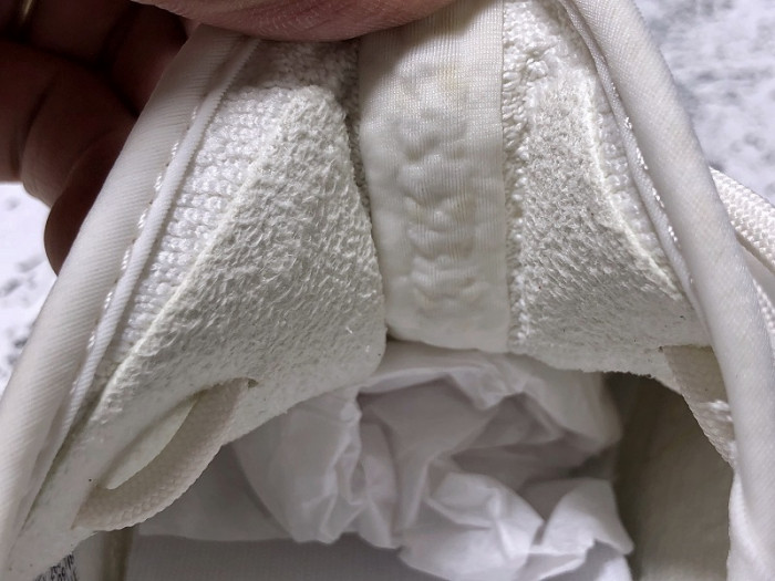 a*d*i*s Y**zy boost 350 v2 cream/triple white cp9366