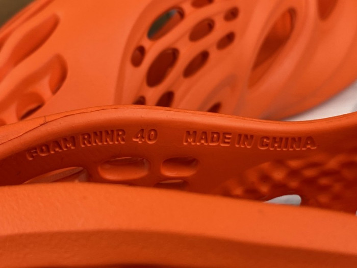 Y**zy foam runner nacarat