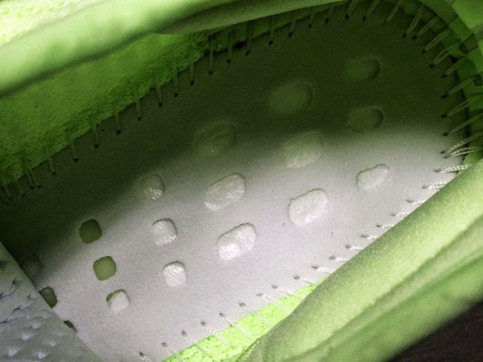 a*d*i*s Y**zy boost 350 v2 “glow in the dark”eg5293