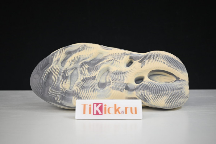 a*d*i*s Y**zy foam rnnr mxt moon gray gv7904