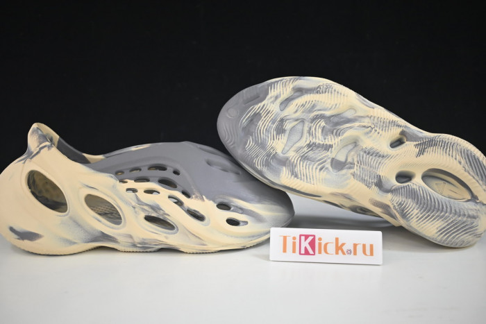 a*d*i*s Y**zy foam rnnr mxt moon gray gv7904