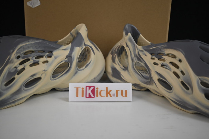 a*d*i*s Y**zy foam rnnr mxt moon gray gv7904