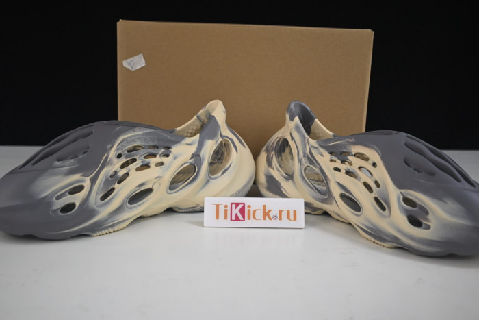 a*d*i*s Y**zy foam rnnr mxt moon gray gv7904