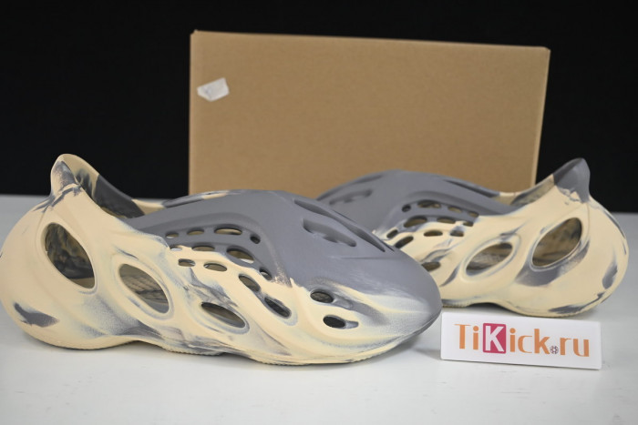 a*d*i*s Y**zy foam rnnr mxt moon gray gv7904