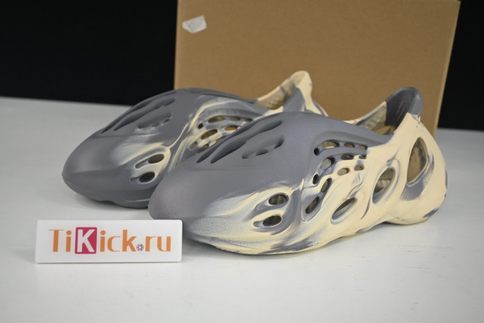 a*d*i*s Y**zy foam rnnr mxt moon gray gv7904