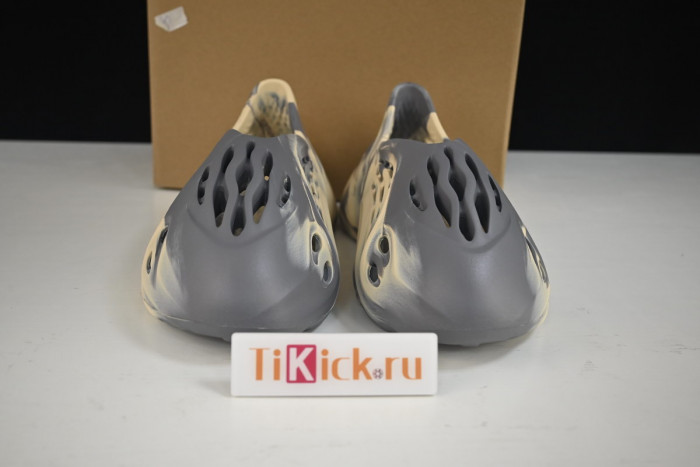 a*d*i*s Y**zy foam rnnr mxt moon gray gv7904