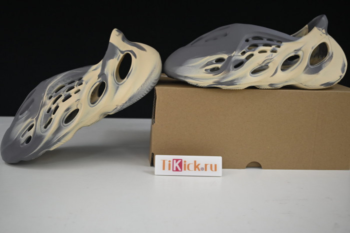 a*d*i*s Y**zy foam rnnr mxt moon gray gv7904