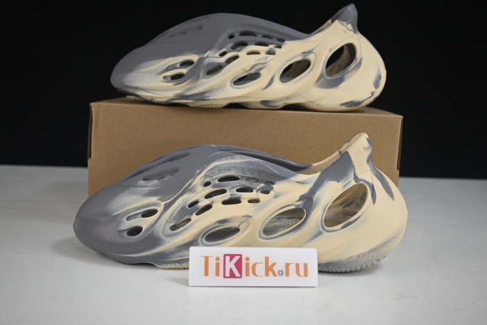 a*d*i*s Y**zy foam rnnr mxt moon gray gv7904