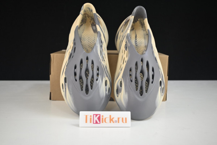 a*d*i*s Y**zy foam rnnr mxt moon gray gv7904