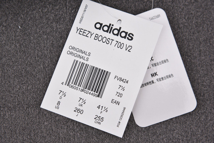 a*d*i*s Y**zy boost 700 v2 hospital blue fv8424