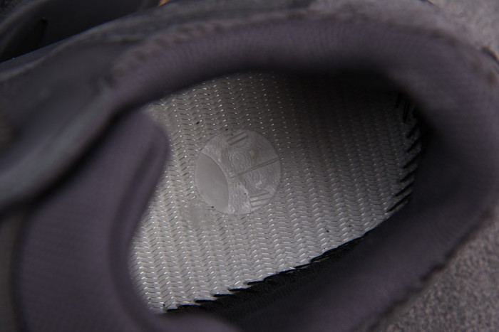 a*d*i*s Y**zy boost 700 utility black fv5304