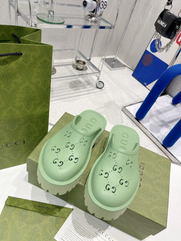 G*u*i slippers
