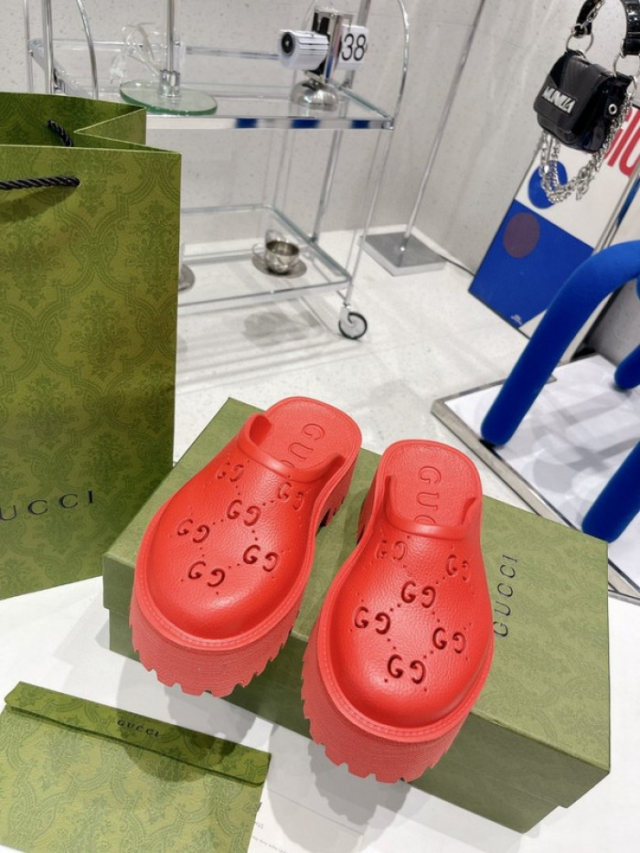 G*u*i slippers