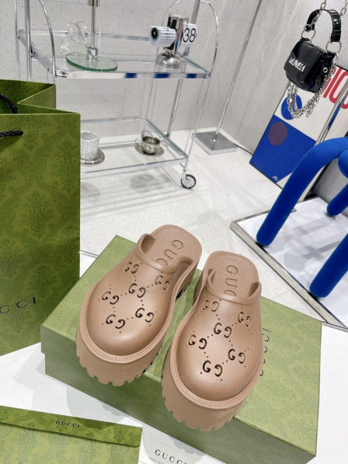 G*u*i slippers