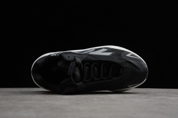 a*d*i*s Y**zy boost 700 mnvn black and white fv4445