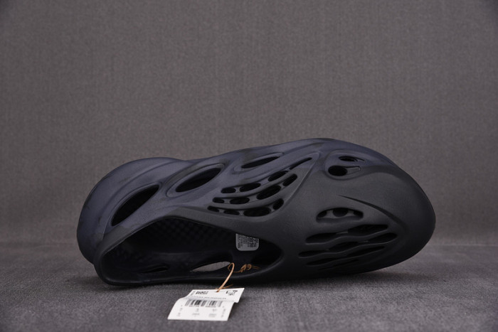 a*d*i*s Y**zy foam rnnr mineral blue gv7903