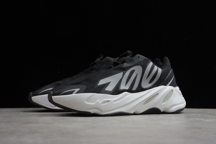 a*d*i*s Y**zy boost 700 mnvn black and white fv4445