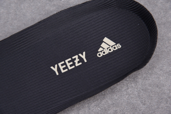 a*d*i*s Y**zy boost 700 mnvn triple black - fv4440