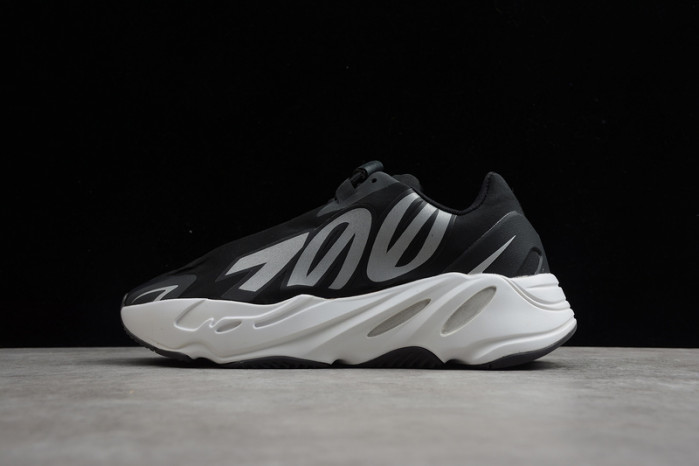 a*d*i*s Y**zy boost 700 mnvn black and white fv4445