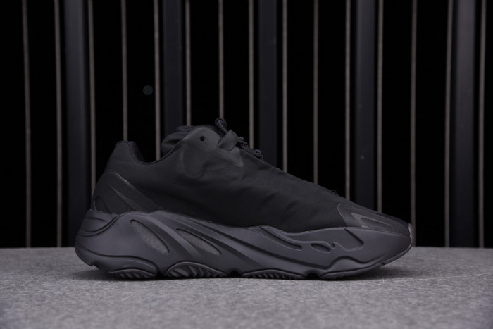 a*d*i*s Y**zy boost 700 mnvn triple black - fv4440
