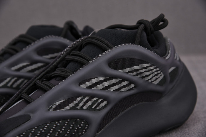 Y**zy 700 v3 glow in the dark h67799