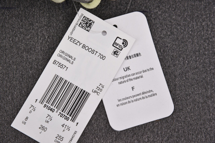 a*d*i*s Y**zy boost 700 wave runner solid grey b75571