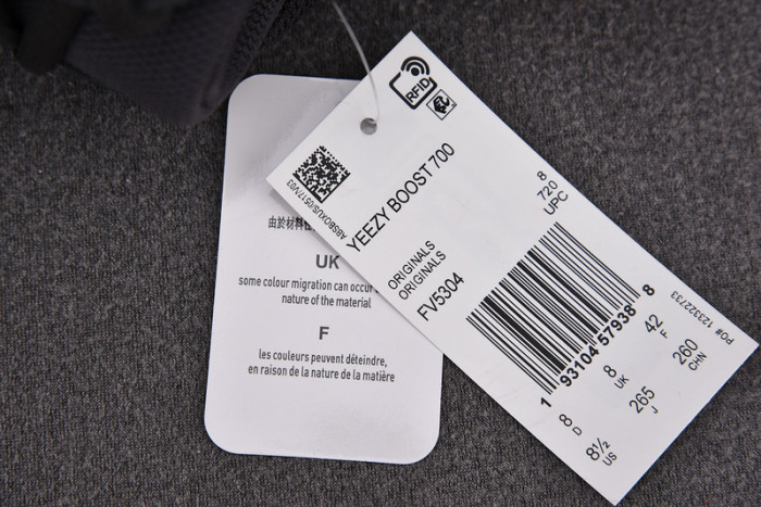 a*d*i*s Y**zy boost 700 utility black fv5304