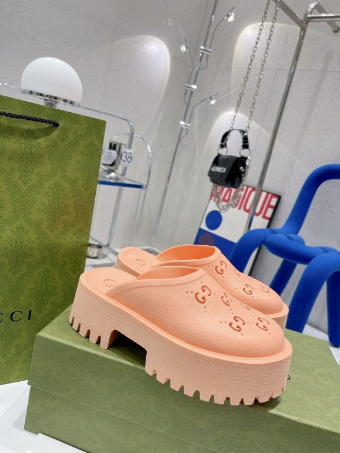 G*u*i slippers