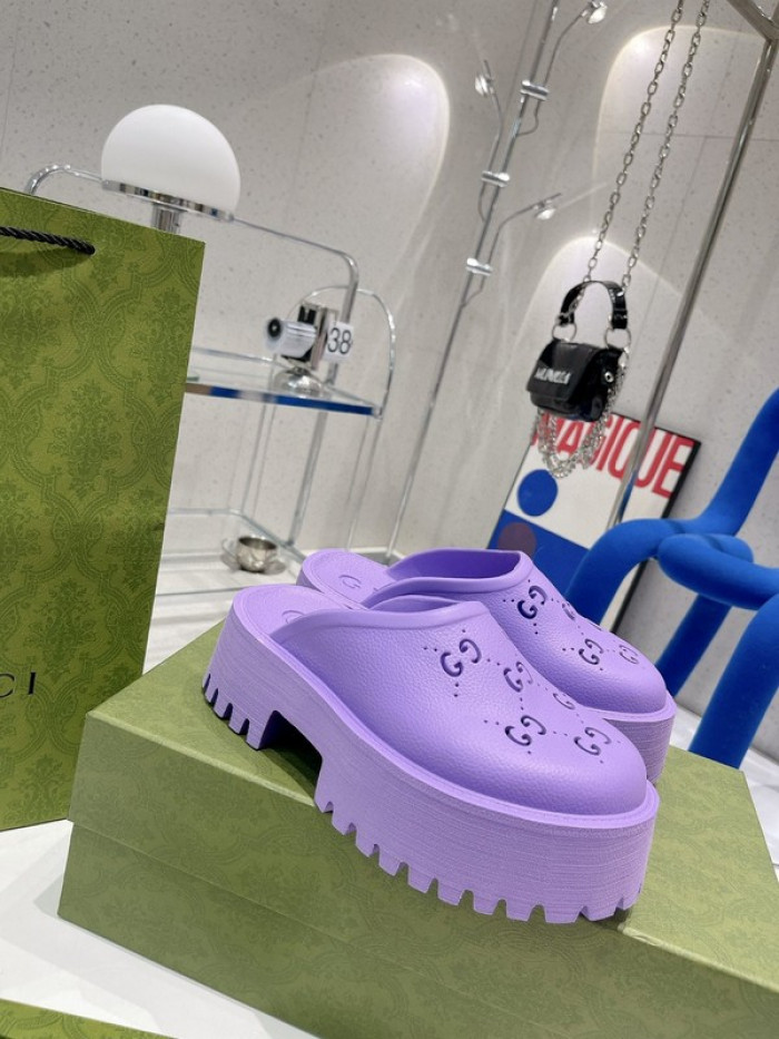 G*u*i slippers