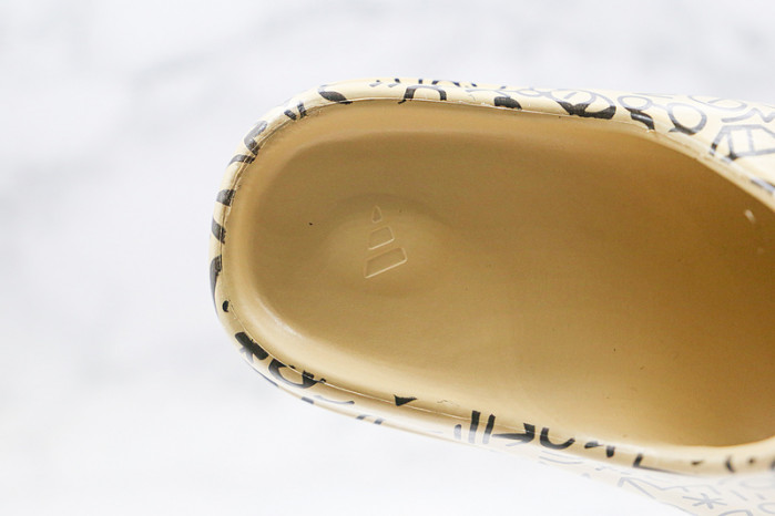 kanye west x a*d*i*s Y**zy slide“resin"