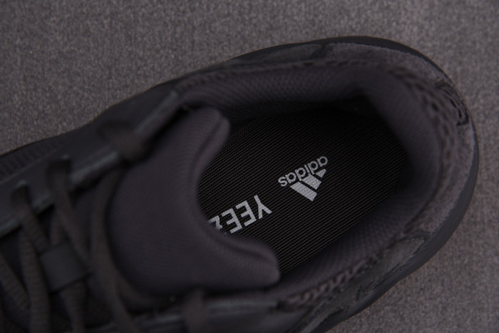 a*d*i*s Y**zy boost 700 utility black fv5304
