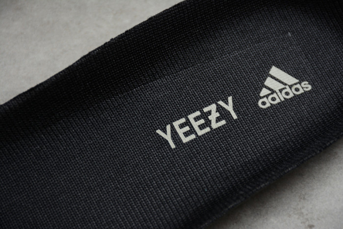 a*d*i*s Y**zy boost 700 mnvn black and white fv4445