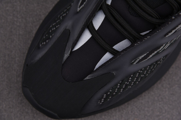 Y**zy 700 v3 glow in the dark h67799