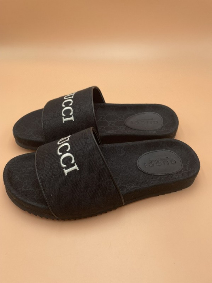 G*u*i slippers