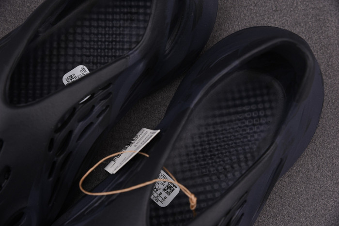 a*d*i*s Y**zy foam rnnr mineral blue gv7903