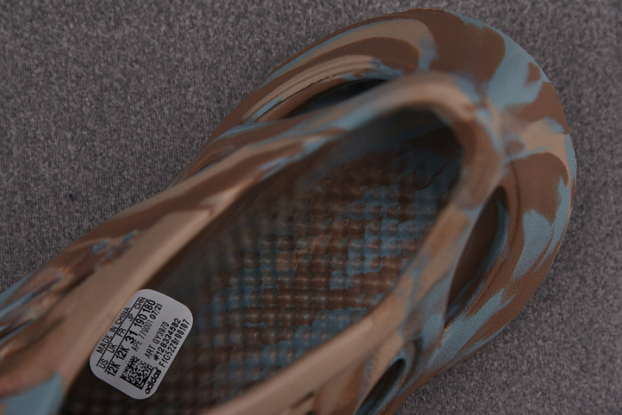 a*d*i*s Y**zy foam runner kids gy3969