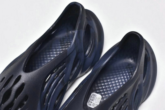 a*d*i*s Y**zy foam rnnr mineral blue gv7903