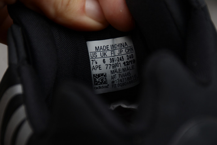 a*d*i*s Y**zy boost 700 mnvn black and white fv4445