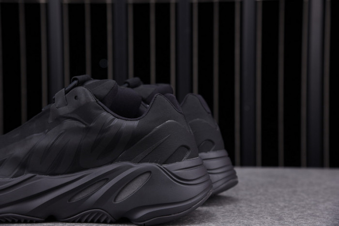 a*d*i*s Y**zy boost 700 mnvn triple black - fv4440