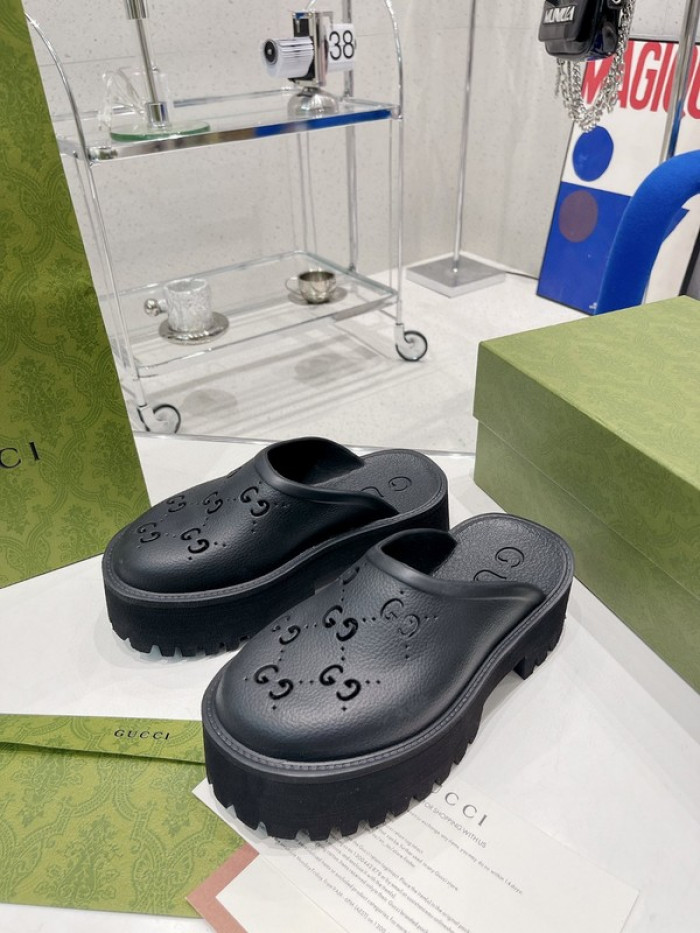 G*u*i slippers