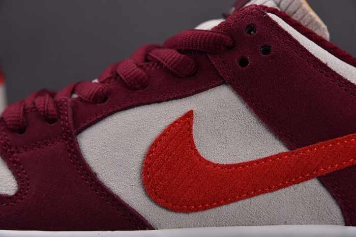 skate like a girl x nike sb dunk low dx4589-600