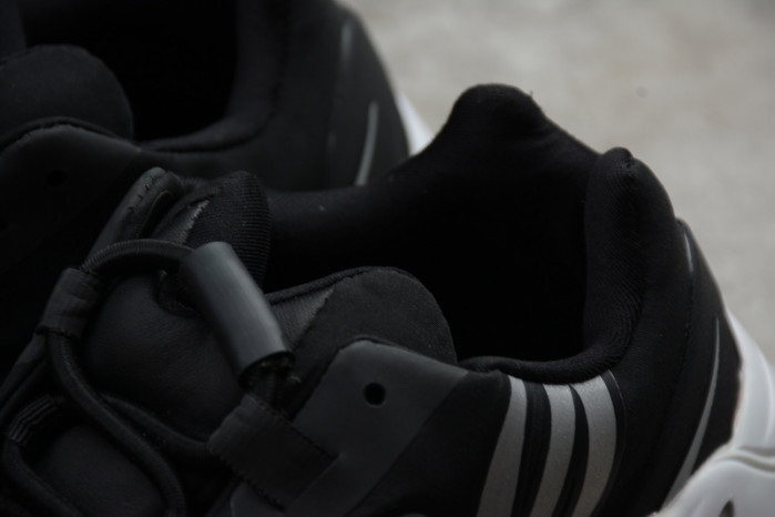 a*d*i*s Y**zy boost 700 mnvn black and white fv4445