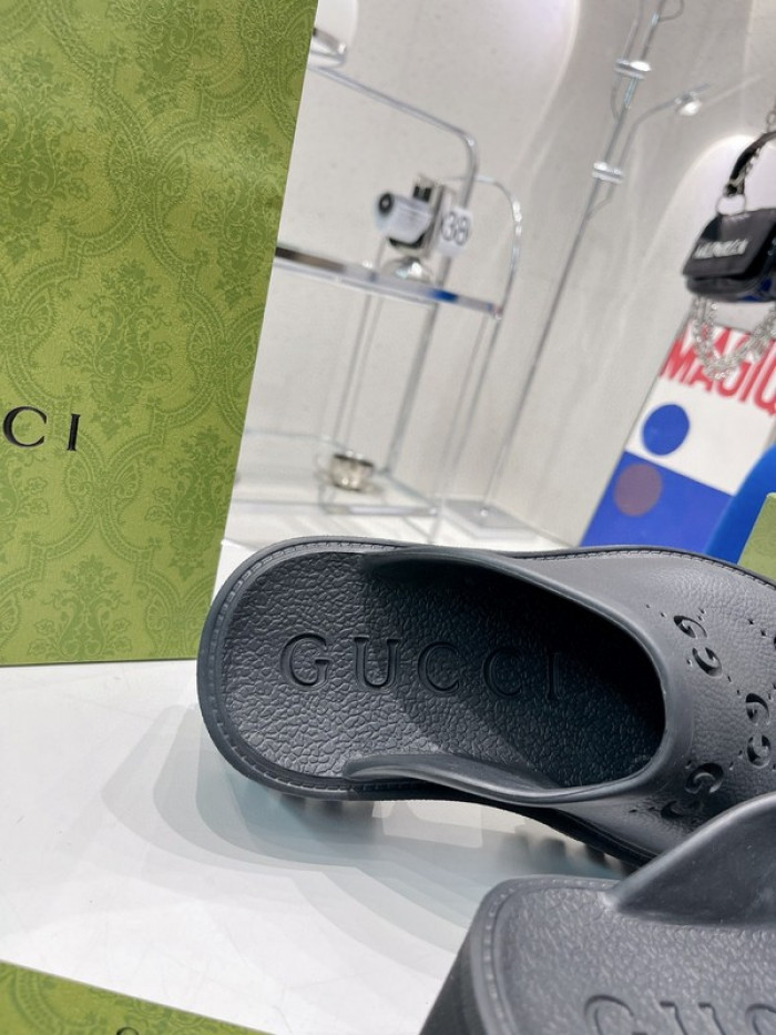 G*u*i slippers