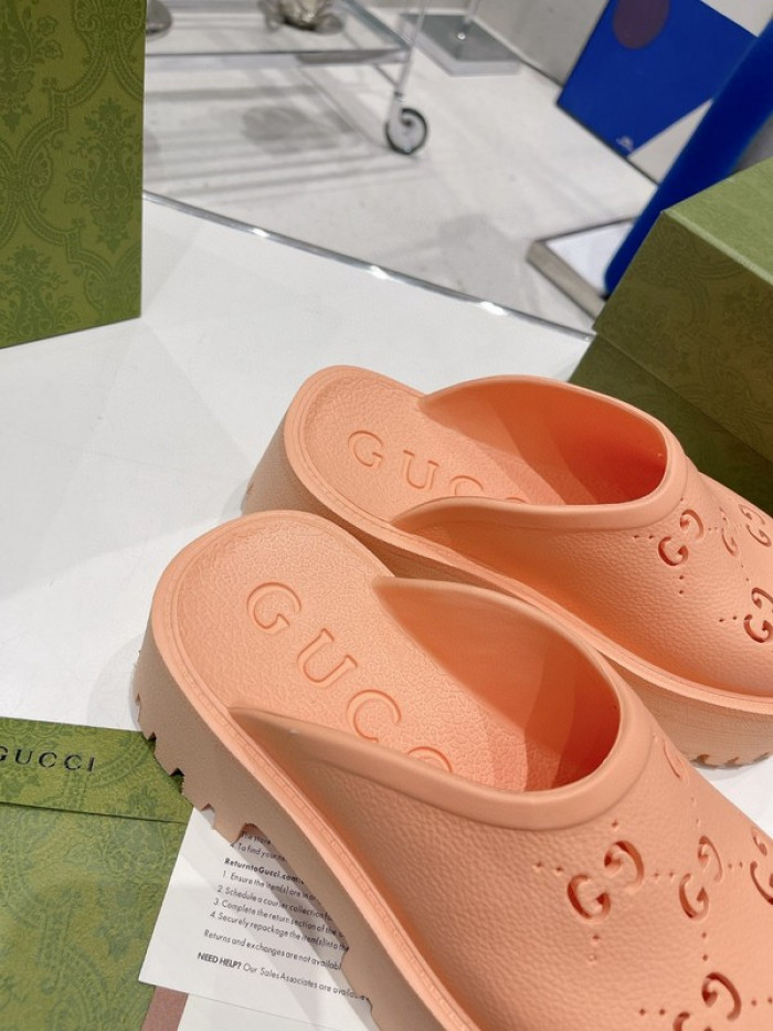 G*u*i slippers