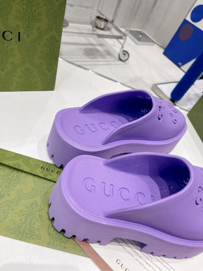 G*u*i slippers